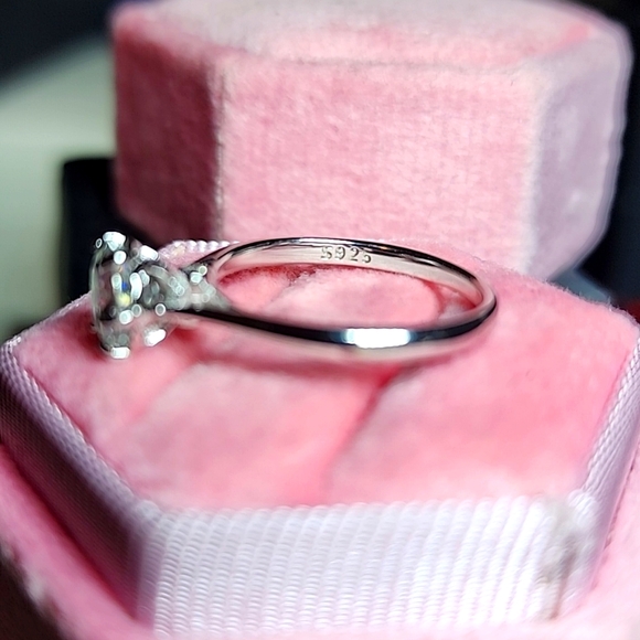 NWT Stunning 1ct Moissanite Engagement Ring w/Paperwork - Picture 8 of 17